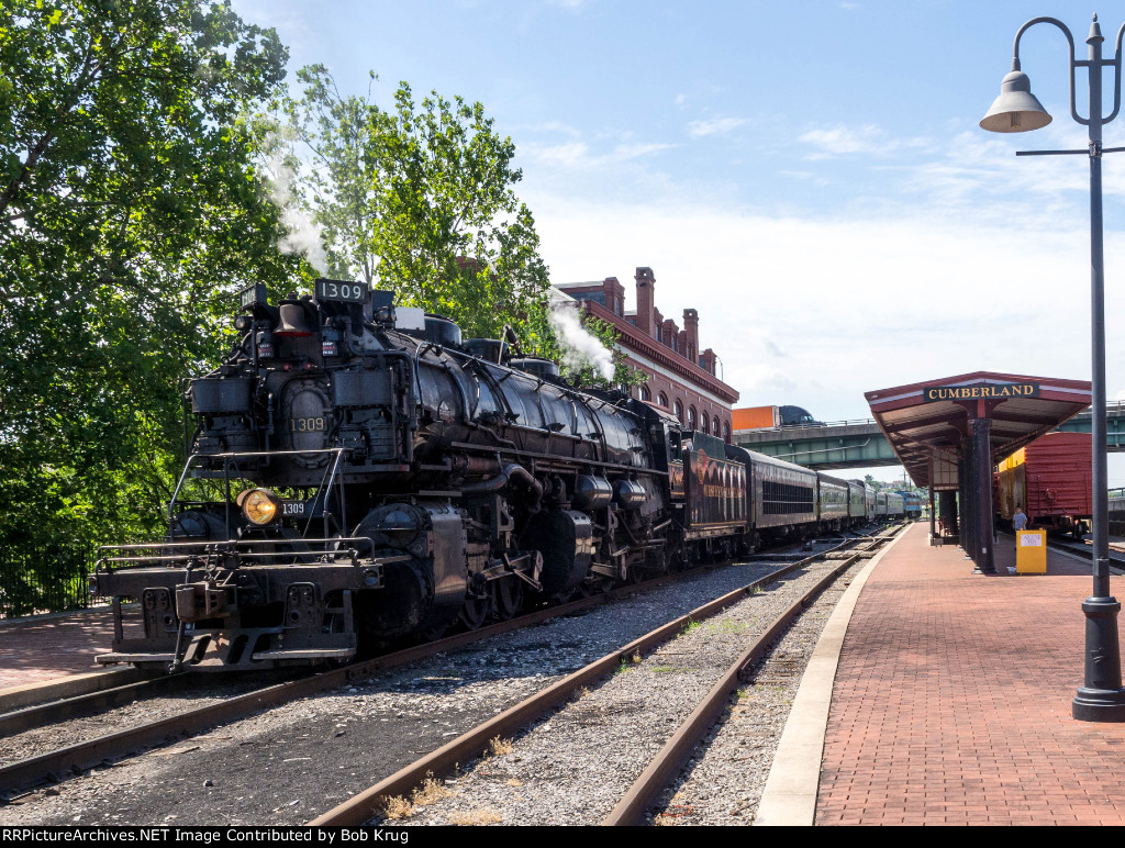 WMSR 1309 pulls the Frostburg Flyer train set into the boarding stop at Cumberland Station